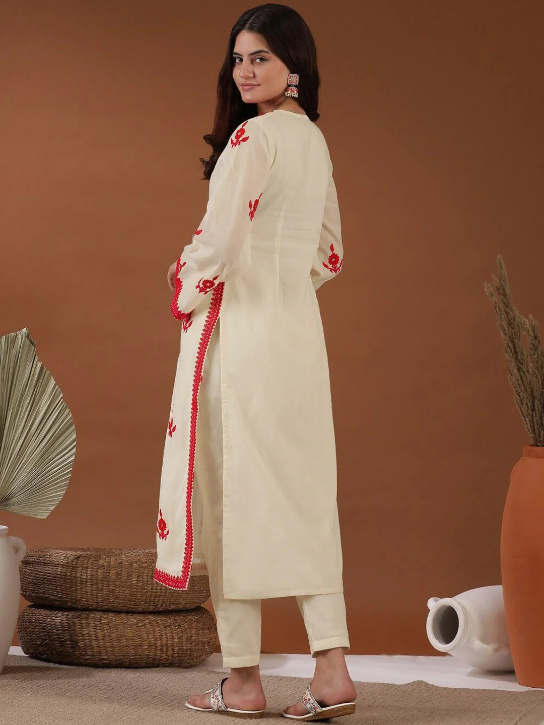 OFF WHITE FLORAL EMBROIDERED NOTCHED NECK THREAD WORK STRAIGHT KURTA WITH TROUSERS